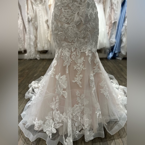 Sophia Tolli Amaya Fit and Flare wedding dress with Detachable sleeves - Picture 4 of 8